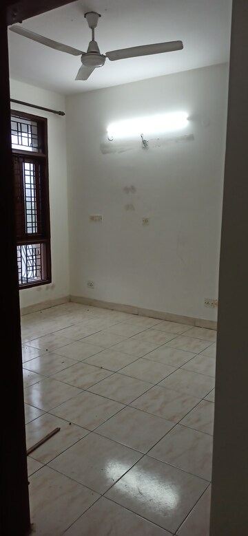 Furnished Amenities in 3 BHK Apartment at Agrim Apartment, Sector 43 – for Rent