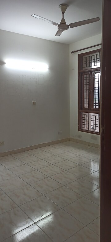 Room in 3 BHK Apartment at Agrim Apartment, Sector 43 – for Rent