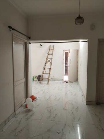 Room in 4 BHK Apartment at Sarita Vihar Pocket-J RWA, Sarita Vihar – for Rent