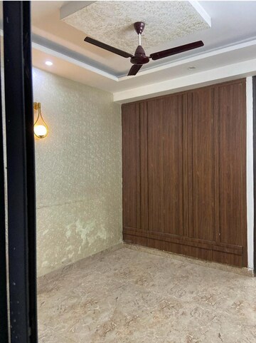 Room in 2 BHK Builder Floor at Gyan Khand ii – for Rent
