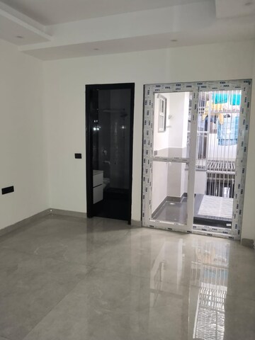 Room in 3 BHK Builder Floor at Sector 40 – for Rent