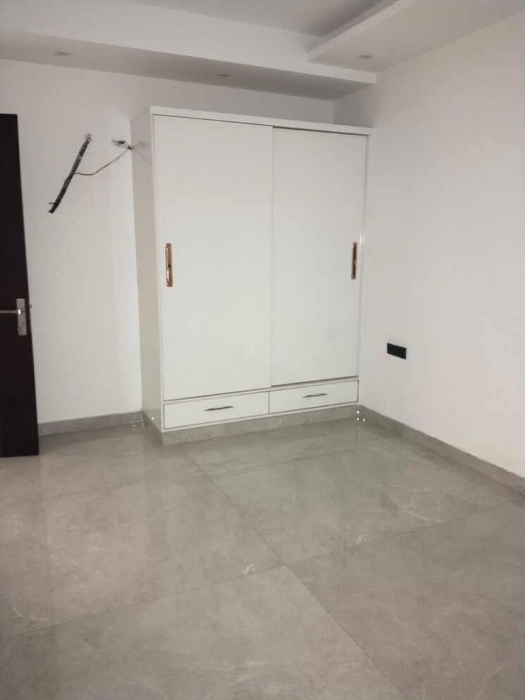 Room, sector 40 3 Bedroom 2500 Sq.Ft. Builder Floor In Sector 40 Noida 9031787