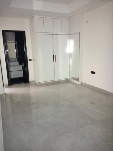 Room in 3 BHK Builder Floor at Sector 40 – for Rent
