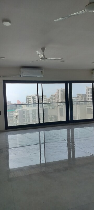 Room in 4 BHK Apartment at Zindagi CHS, Khar West – for Rent