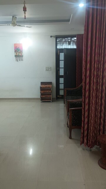 Room in 2 BHK Apartment at Deva Road – for Rent