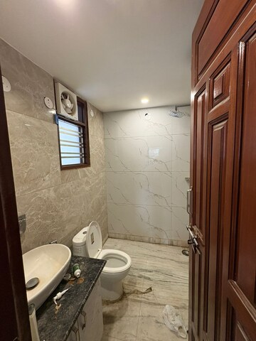 Bathroom in 1 RK Builder Floor at Sector 40 – for Rent