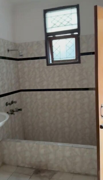 Room in 6+ BHK Independent House at RWA Apartments Sector 41, Sector 41 – for Rent
