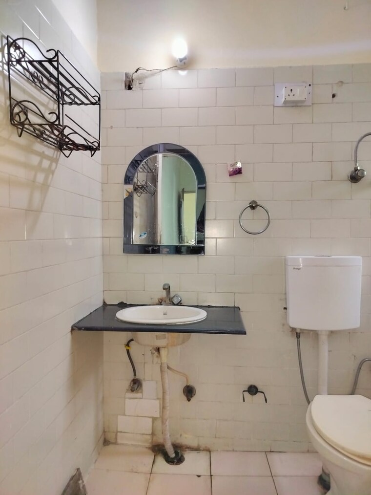 Bathroom, sarita-vihar-pocket-j-rwa 2 Bedroom 929 Sq.Ft. Apartment In Sarita Vihar Delhi 9032194