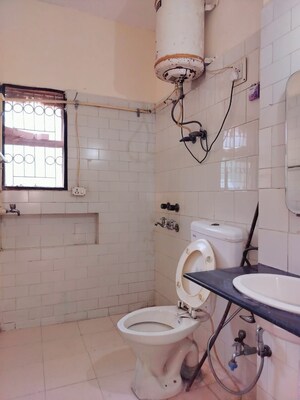 Bathroom in 2 BHK Apartment at Sarita Vihar Pocket-J RWA, Sarita Vihar – for Sale