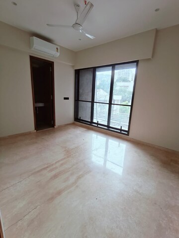 Room in 2 BHK Apartment at Seasons Trimurti, Santacruz West – for Rent