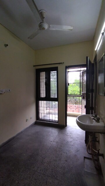 Room in 1 BHK Apartment at Sarita Vihar Pocket-C RWA, Sarita Vihar – for Rent