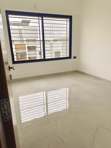 Room in 2 BHK Apartment at Unique Youtopia, Kharadi – for Rent