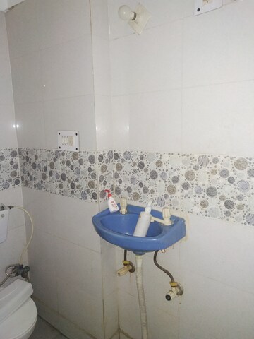 Bathroom in 2 BHK Builder Floor at Tulip Mall, Sector 46 – for Rent