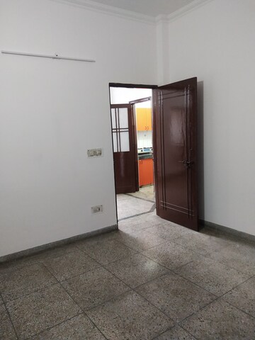 Room in 2 BHK Builder Floor at Tulip Mall, Sector 46 – for Rent