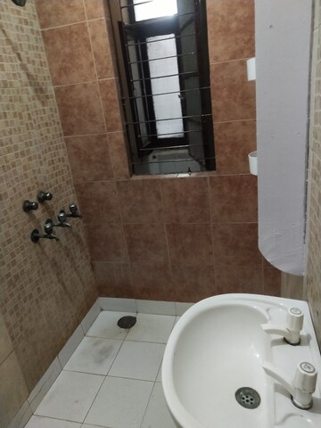 Bathroom in 2 BHK Builder Floor at Tulip Mall, Sector 46 – for Rent