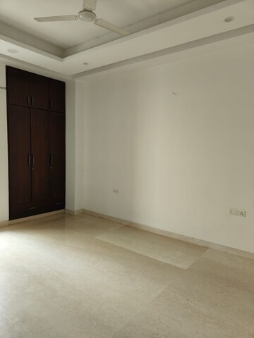 Room in 3 BHK Apartment at Sushant Lok 2, Sector 57 – for Rent