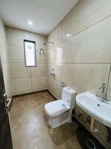 Bathroom in 1 BHK Builder Floor at Sector 40 – for Rent