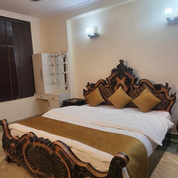 Bedroom in 3 BHK Builder Floor at Sai Enclave Noida, Gijhor Village – for Rent