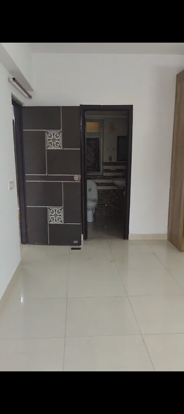 Room in 3.5 BHK Apartment at Aarcity Regency Park, Sector 16c Greater Noida – for Rent