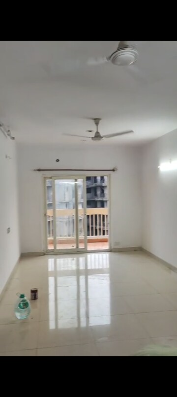 Room in 3.5 BHK Apartment at Aarcity Regency Park, Sector 16c Greater Noida – for Rent