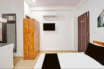 Furnished Amenities in 1 RK Builder Floor at Sushant Lok I – for Rent