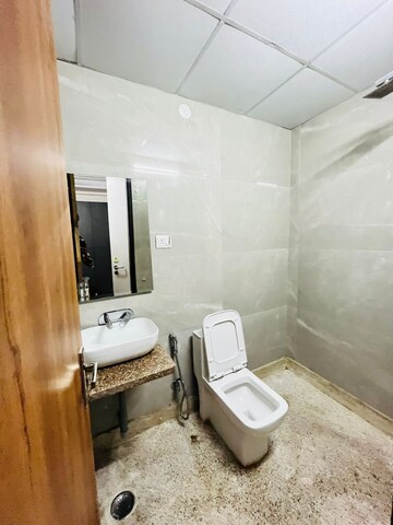 Bathroom in 1 BHK Builder Floor at Sector 40 – for Rent