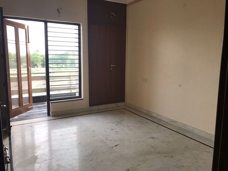 Room, sector 10 2 Bedroom 1050 Sq.Ft. Builder Floor In Sector 10 Faridabad 9032822