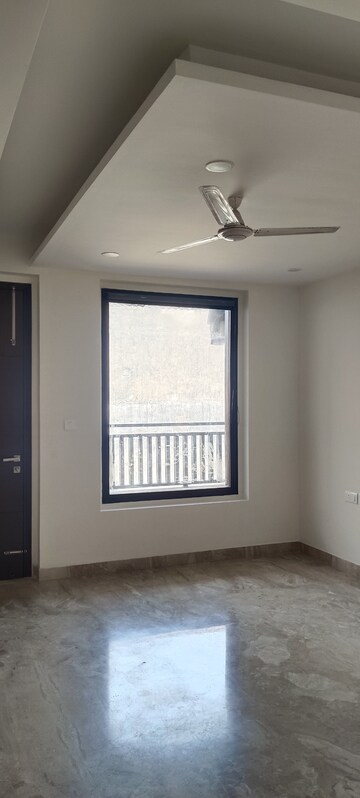 Room in 3 BHK Builder Floor at Sector 14 – for Rent