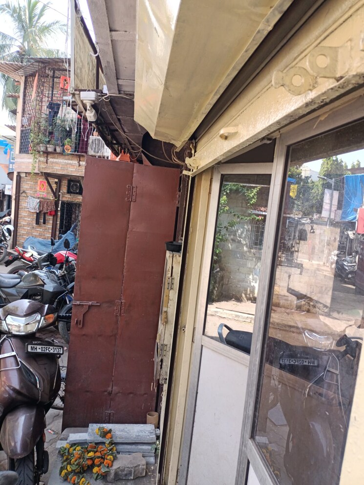  Parking, jaycee-bhagtani-square Commercial Shop 200 Sq.Ft. In Western Express Highway Mumbai 9032998