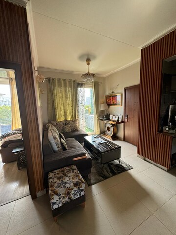 Living Room in 2.5 BHK Builder Floor at Central Park 3 Flower Valley, Sohna Sector 33 – for Sale