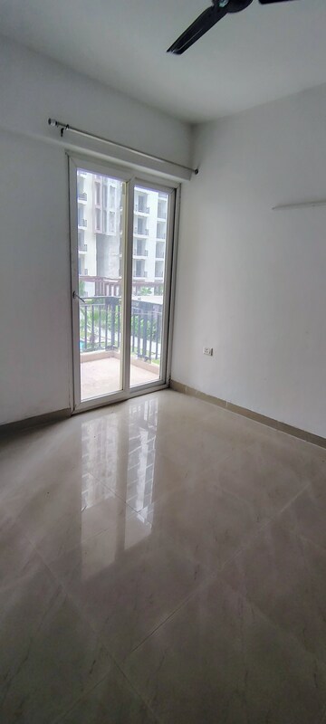 Room in 2 BHK Apartment at Sikka Karnam Greens, Sector 143b – for Rent