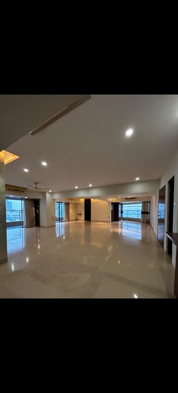 Room in 4 BHK Apartment at Andheri West – for Sale