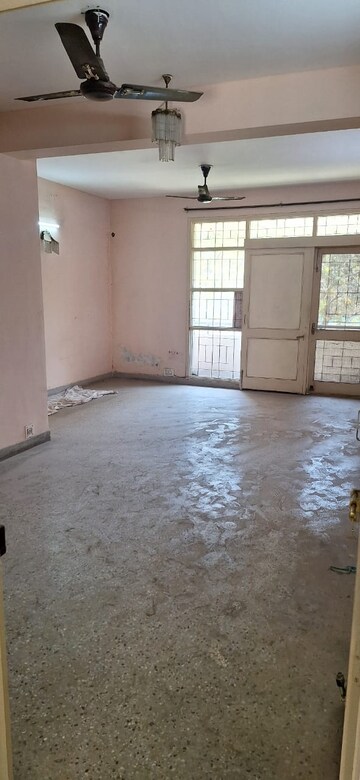 Room in 3 BHK Apartment at Smiriti Apartment, Sector 56 – for Sale