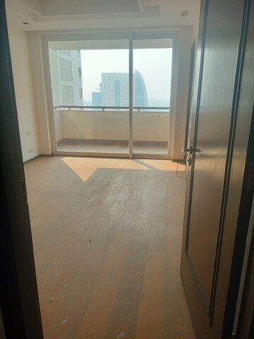 Room in 5 BHK Apartment at Salcon The Verandas, Sector 54 – for Rent