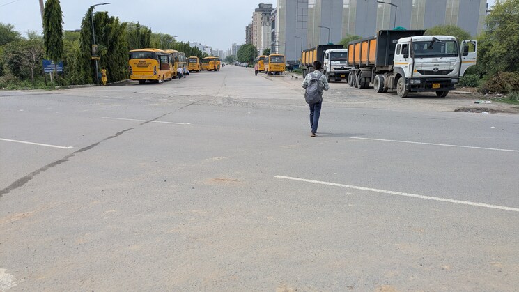  Parking, sector 135  450 Sq.Ft. Plot In Sector 135 Noida 9033383