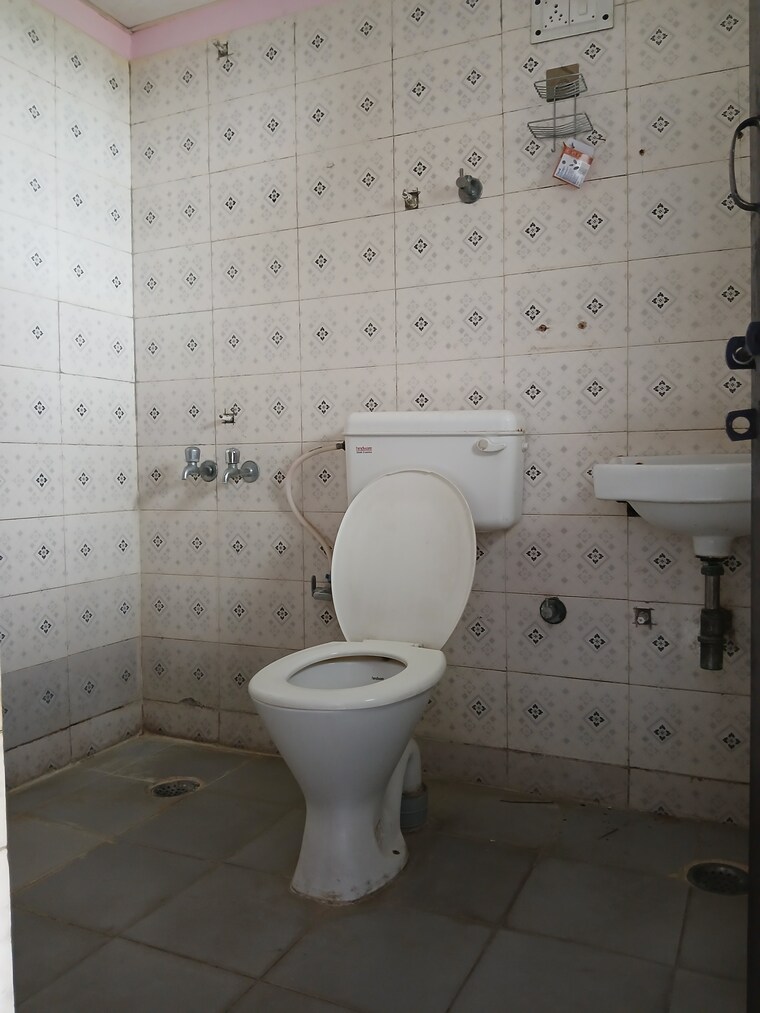 Bathroom, agrasain-spaces-aagman-phase-2 2 Bedroom 735 Sq.Ft. Apartment In Sector 70 Faridabad 9033400