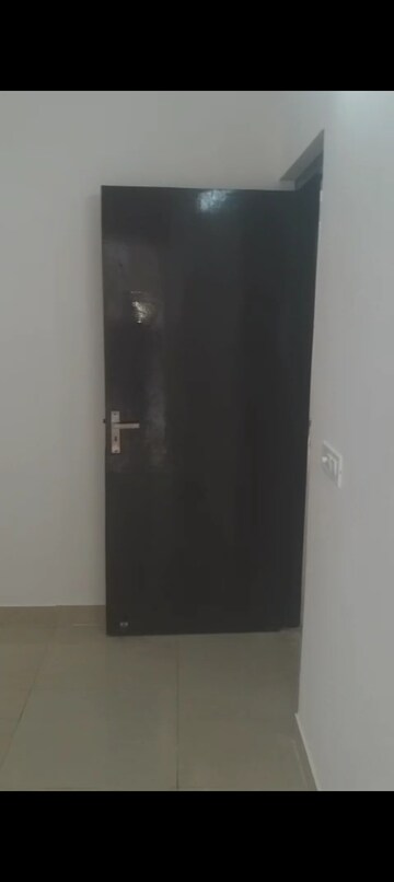 Room in 3 BHK Apartment at Amrapali Golf Homes, Sector 4 Greater Noida – for Rent