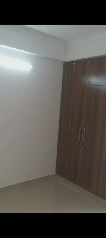 Room in 3 BHK Apartment at Amrapali Golf Homes, Sector 4 Greater Noida – for Rent