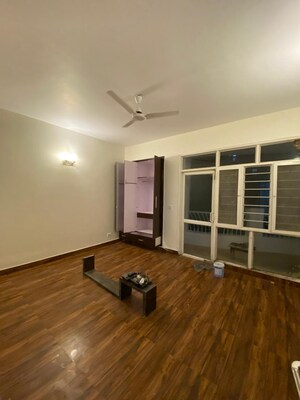 Room in 4 BHK Apartment at Eldeco Ananda, Sector 48 – for Rent