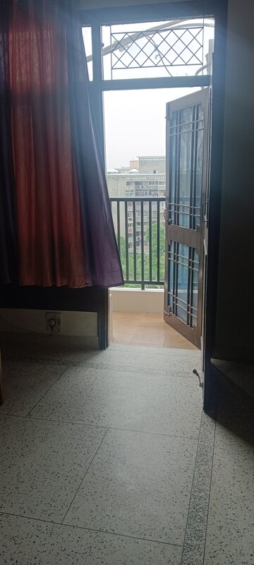 Room in 2.5 BHK Apartment at Bhagirathi Apartment, Sector 62 – for Rent