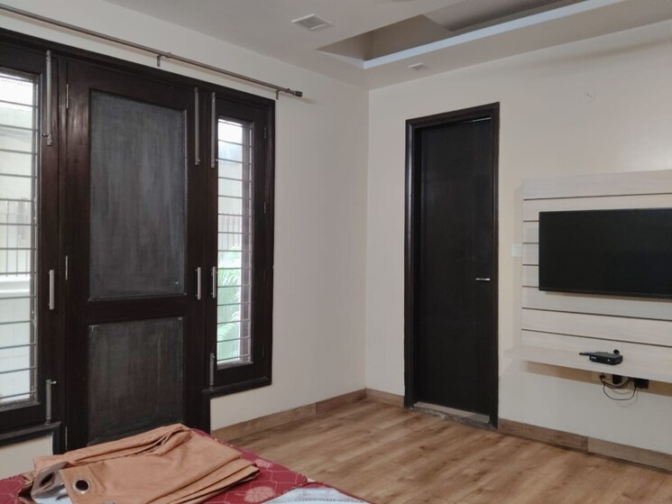 Room, sector 92 3 Bedroom 300 Sq.Mt. Independent House In Sector 92 Noida 9033676