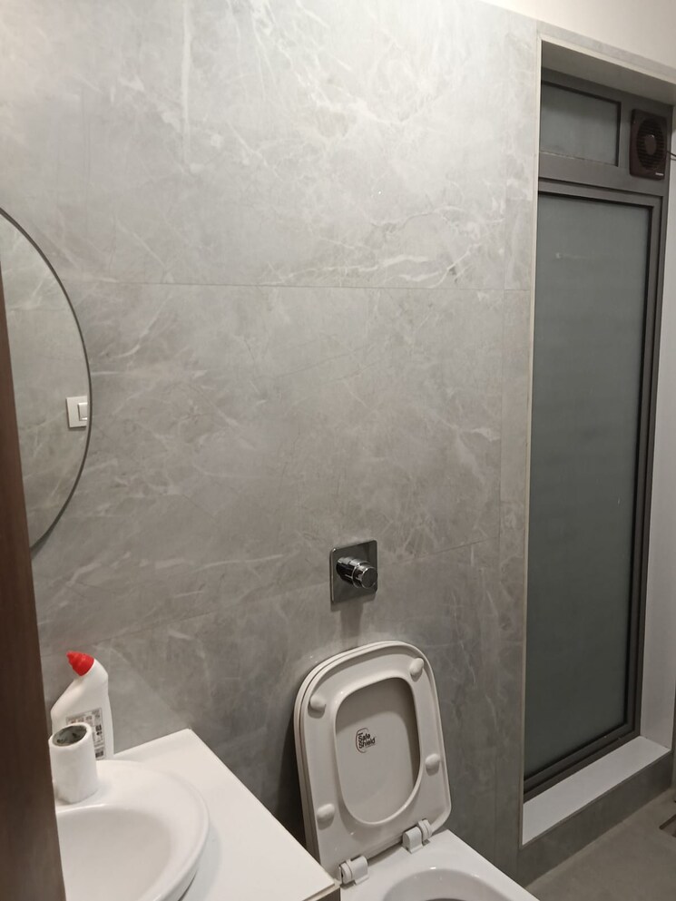 Bathroom, balan-anu-smera-skylight 3 Bedroom 1300 Sq.Ft. Apartment In Chembur Mumbai 9033696