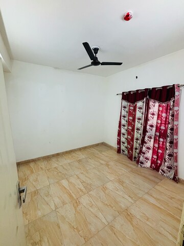 Room in 2 BHK Apartment at Nimbus The Express Park View II, Chi V Greater Noida – for Rent