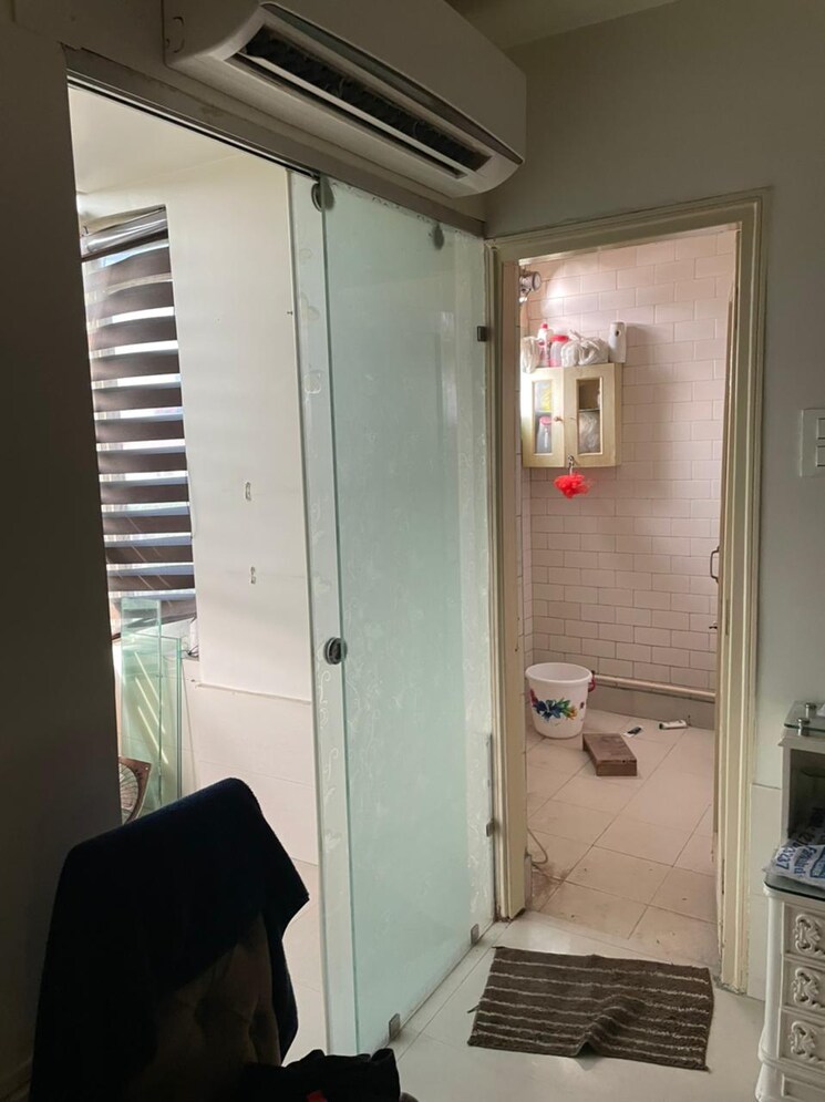 Bathroom, rajouri garden 2 Bedroom 200 Sq.Yd. Builder Floor In Rajouri Garden Delhi 9033797