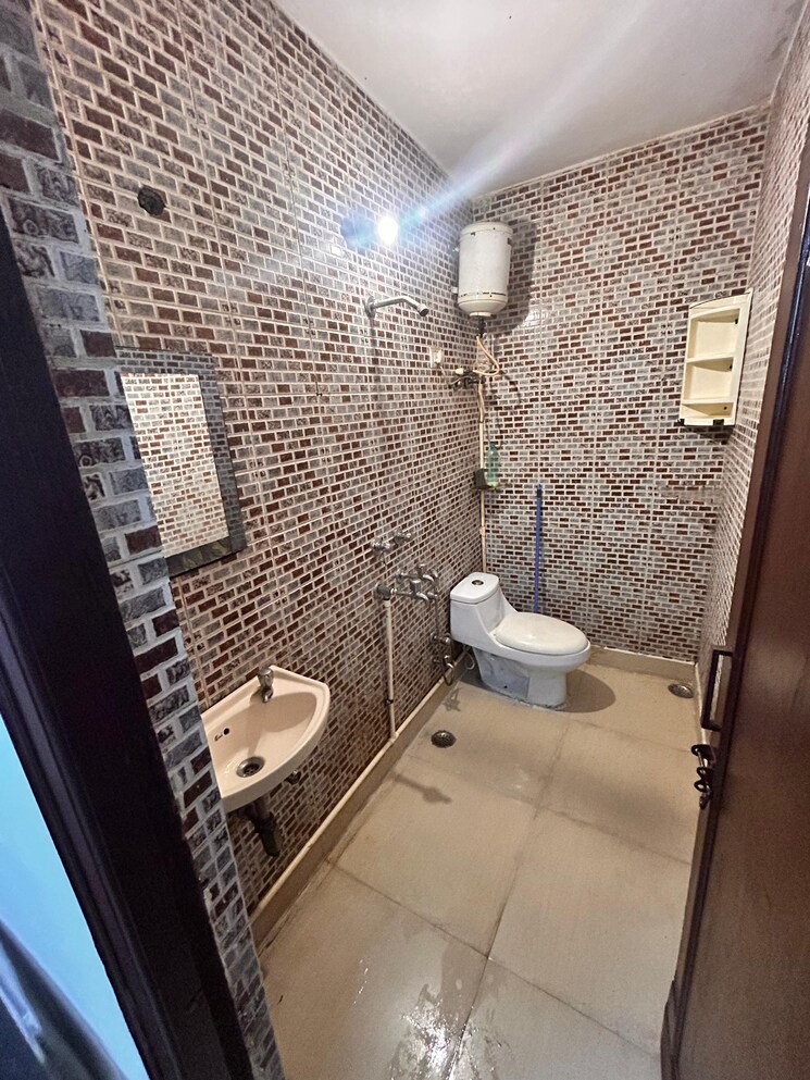 Bathroom, andheri west 1.5 Bedroom 342 Sq.Ft. Builder Floor In Andheri West Mumbai 9033777