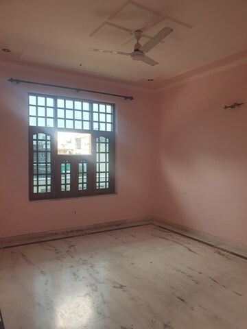 Room in 4 BHK Independent House at Sector 17 – for Rent