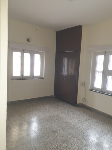 Room in 3 BHK Independent House at Sector 16 – for Rent