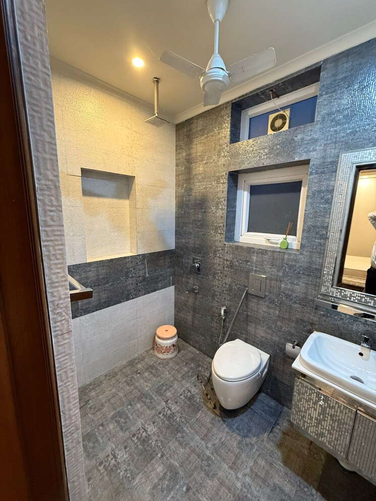 Bathroom, vasant kunj 3 Bedroom 1500 Sq.Ft. Builder Floor In Vasant Kunj Delhi 9034163
