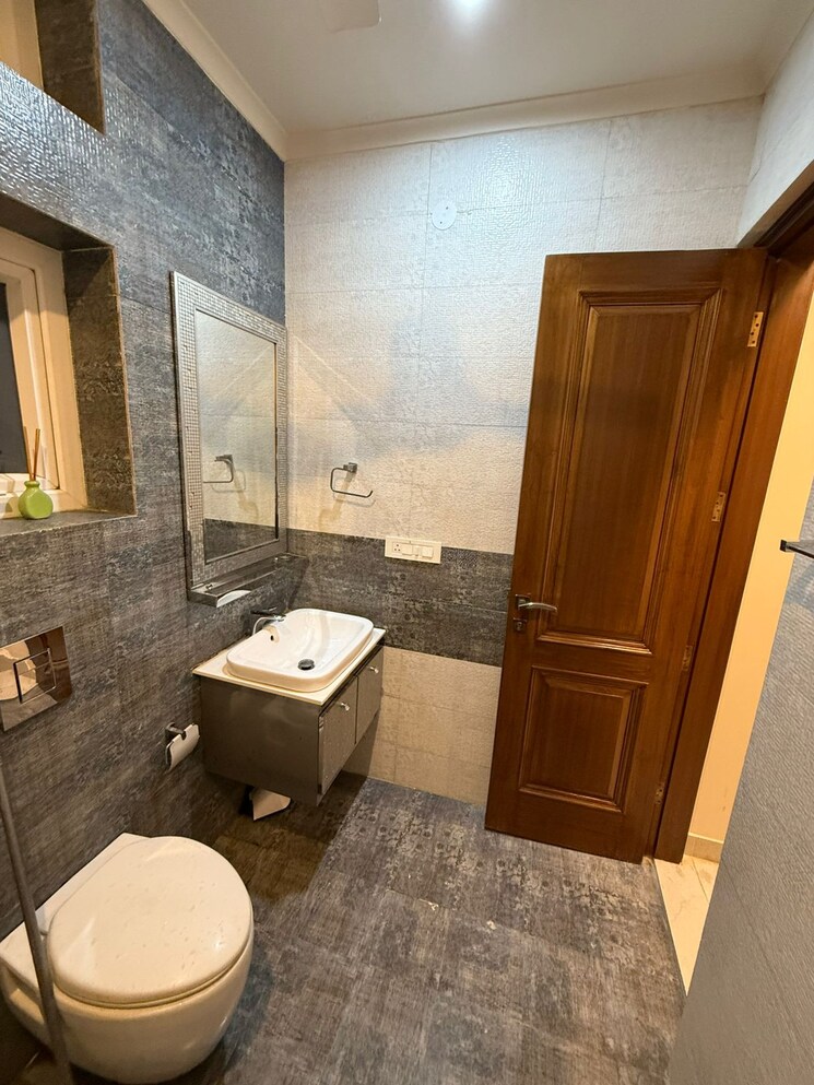 Bathroom, vasant kunj 3 Bedroom 1500 Sq.Ft. Builder Floor In Vasant Kunj Delhi 9034163
