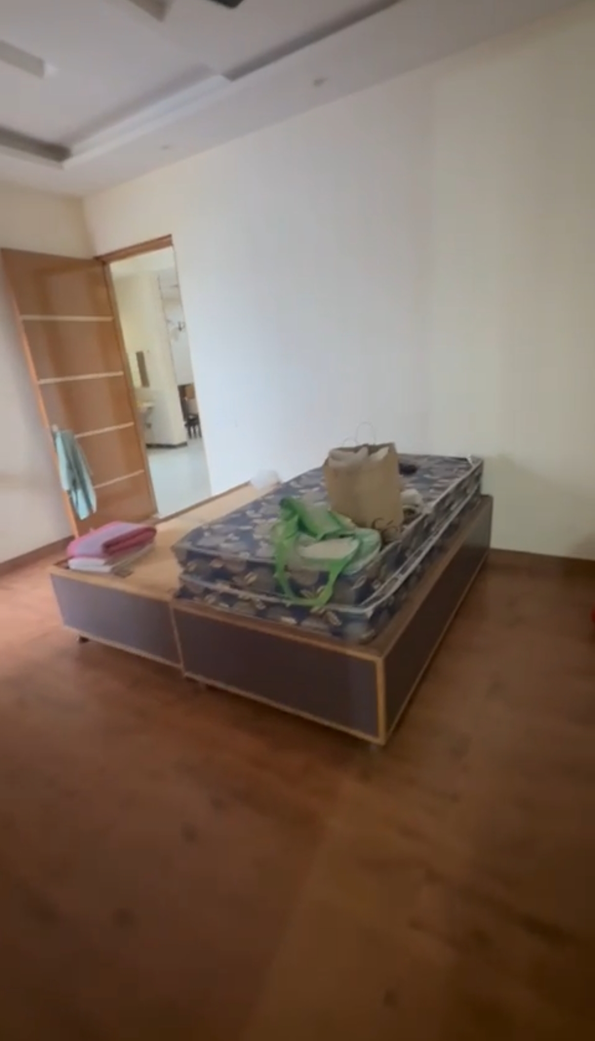 2.5 BHK + Extra Room 200 Sq.Yd. Apartment in Wave City